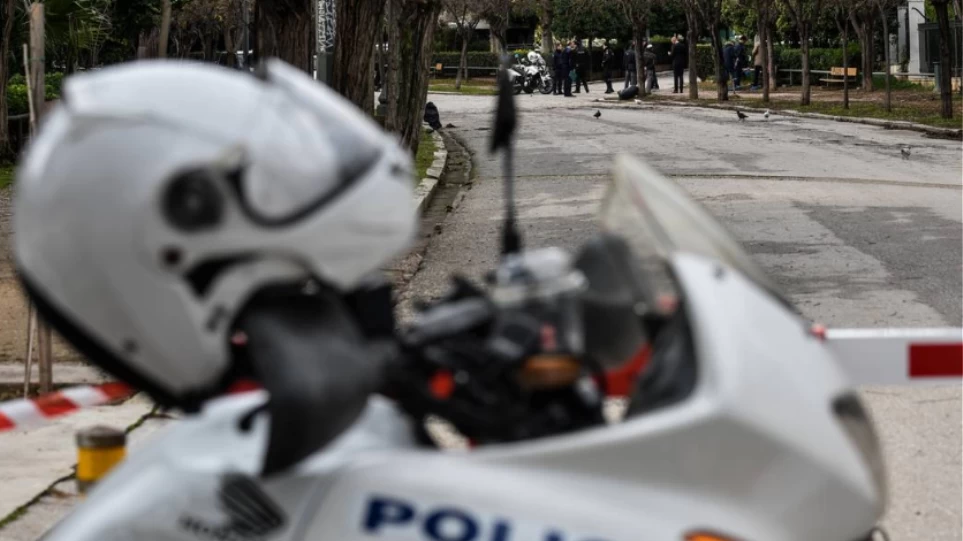 Μεσήλικας αυνανιζόταν μπροστά σε παιδιά στον Εθνικό Κήπο!